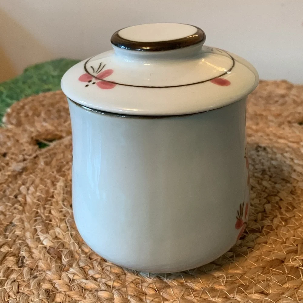 Adorable floral tea cup with lid, EUC